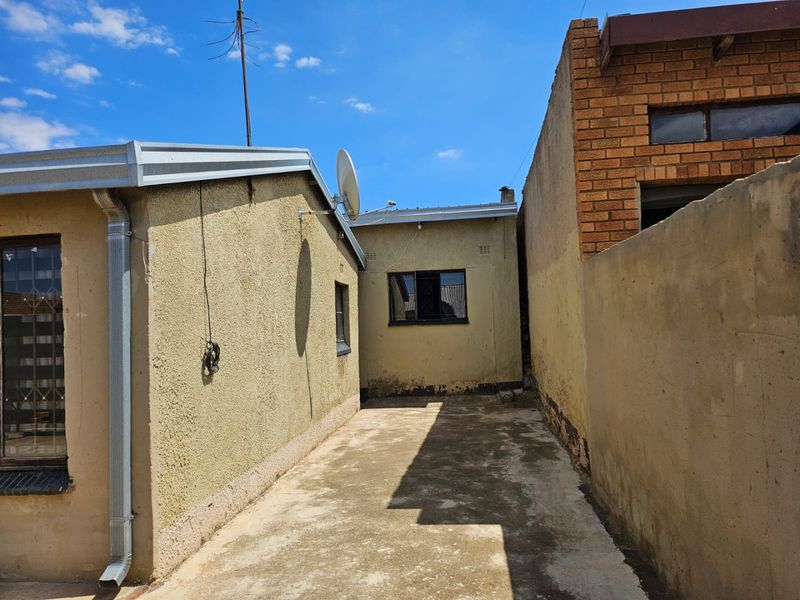 A well positioned house with massive yard in the heart of Soweto!  - Photo 5