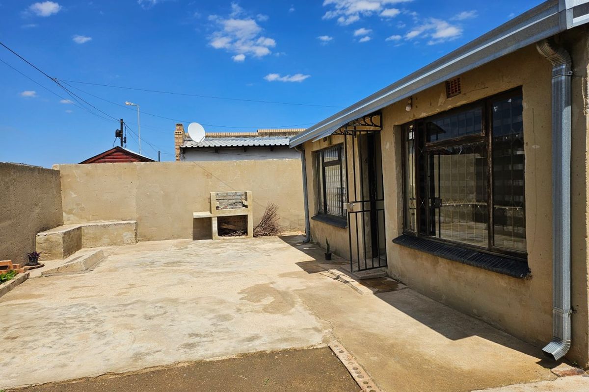 A well positioned house with massive yard in the heart of Soweto!  - Photo 2