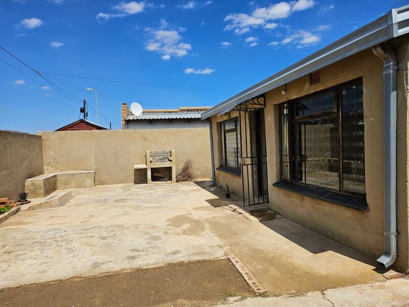A well positioned house with massive yard in the heart of Soweto!  - Photo 2