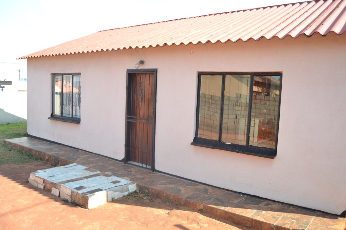 WELL SECURED 2 BEDROOM CLOSE TO ALL TRANSPORT MODE - Photo 2