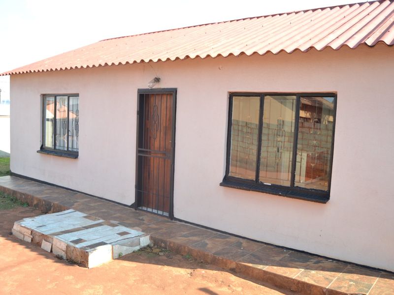 WELL SECURED 2 BEDROOM CLOSE TO ALL TRANSPORT MODE - Photo 2