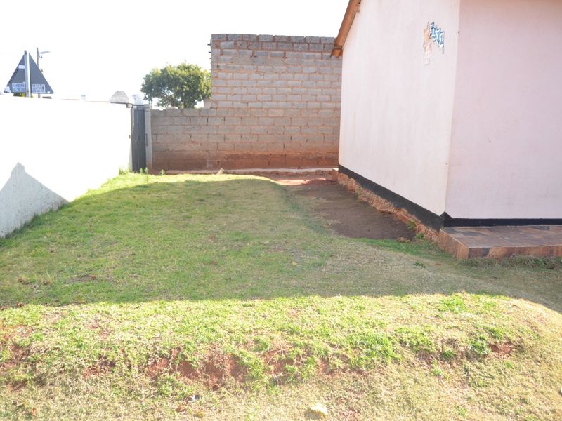 WELL SECURED 2 BEDROOM CLOSE TO ALL TRANSPORT MODE - Photo 4