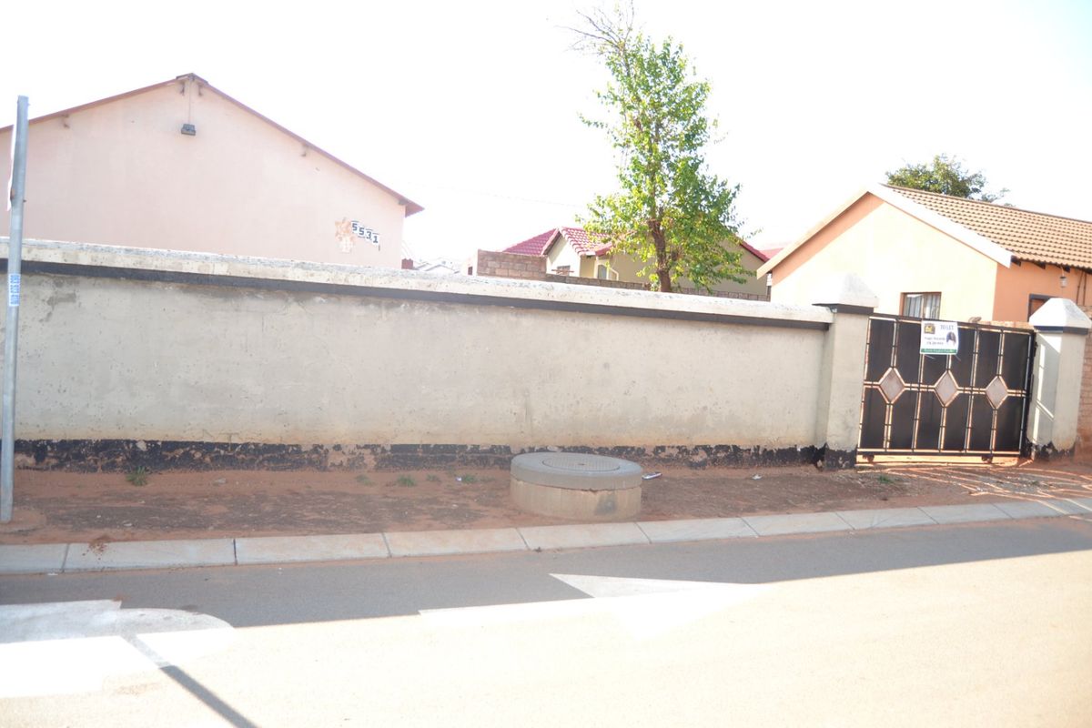 WELL SECURED 2 BEDROOM CLOSE TO ALL TRANSPORT MODE - Photo 5