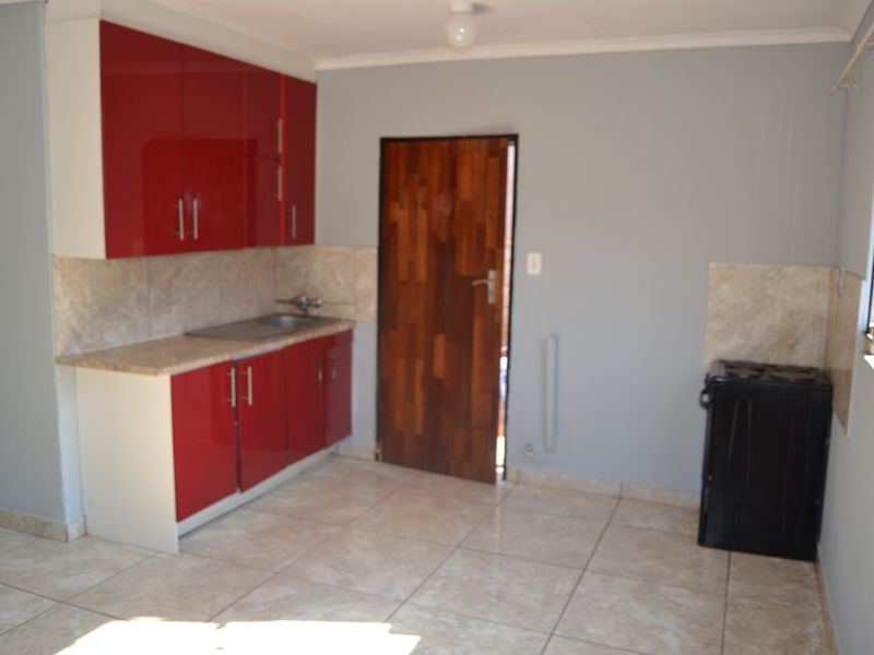 WELL SECURED 2 BEDROOM CLOSE TO ALL TRANSPORT MODE - Photo 7