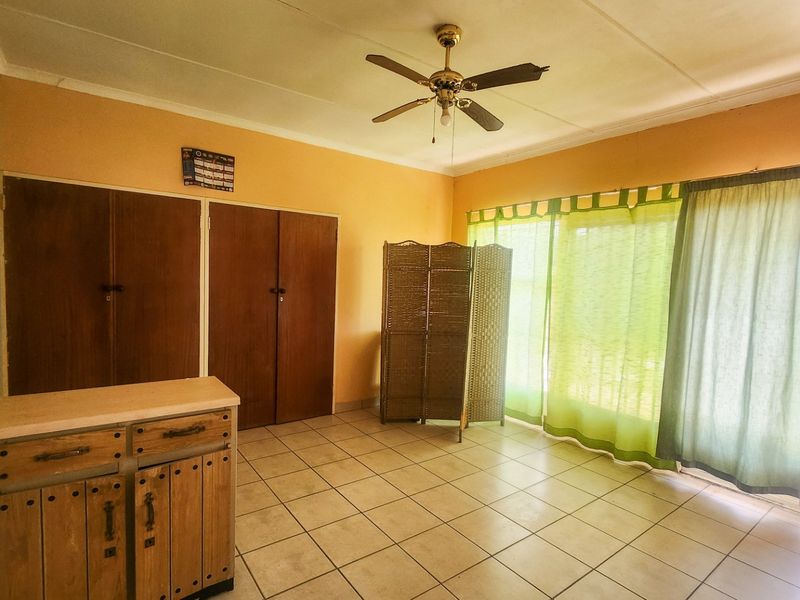 A well-designed property offering dual-living convenience and a double garage. - Photo 6