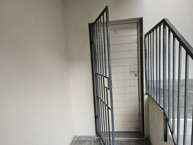 Ground Floor Stylish 2-Bedroom Apartment with Balcony and Private Gate Access in Ferndale! - Photo 3