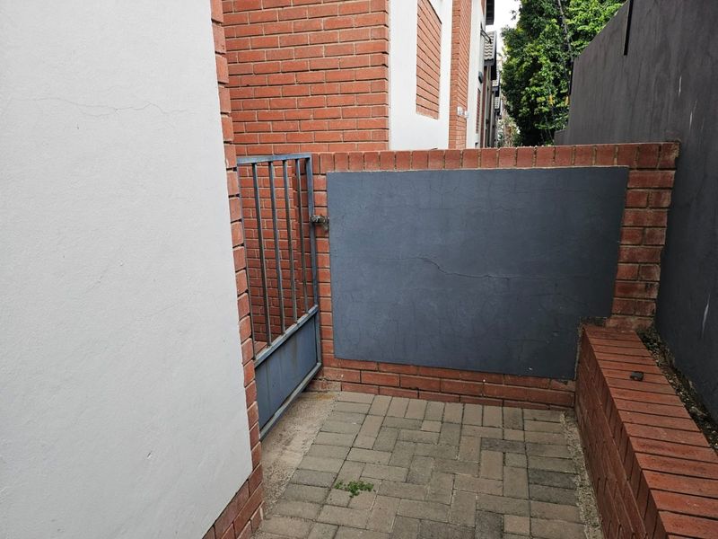 Ground Floor Stylish 2-Bedroom Apartment with Balcony and Private Gate Access in Ferndale! - Photo 4