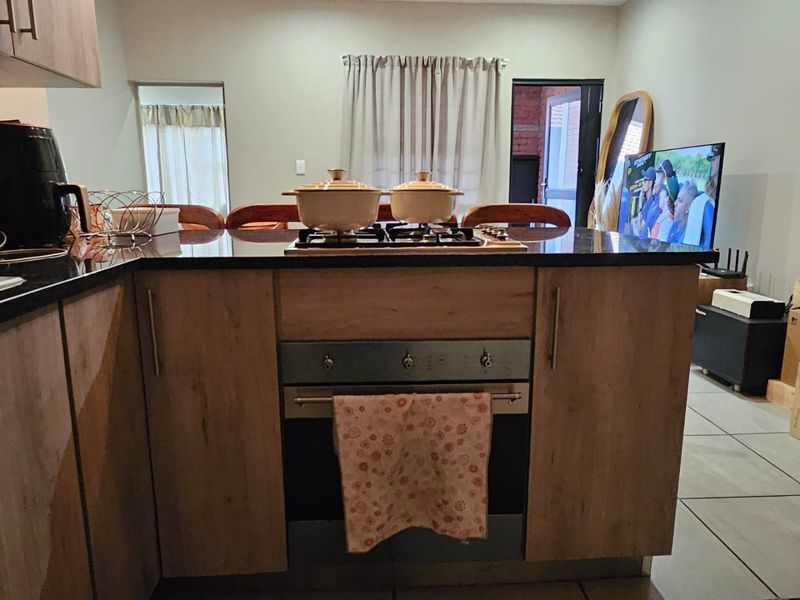 Ground Floor Stylish 2-Bedroom Apartment with Balcony and Private Gate Access in Ferndale! - Photo 9