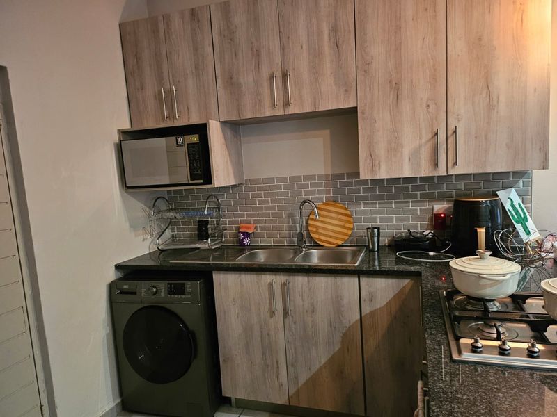 Ground Floor Stylish 2-Bedroom Apartment with Balcony and Private Gate Access in Ferndale! - Photo 6