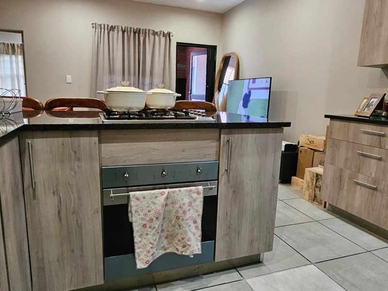 Ground Floor Stylish 2-Bedroom Apartment with Balcony and Private Gate Access in Ferndale! - Photo 10