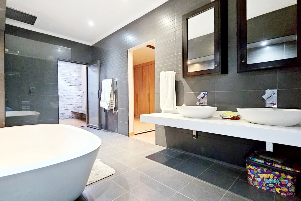 LUXURY 4-BEDROOM HOME IN VANDERBIJLPARK SE 4 - Photo 4