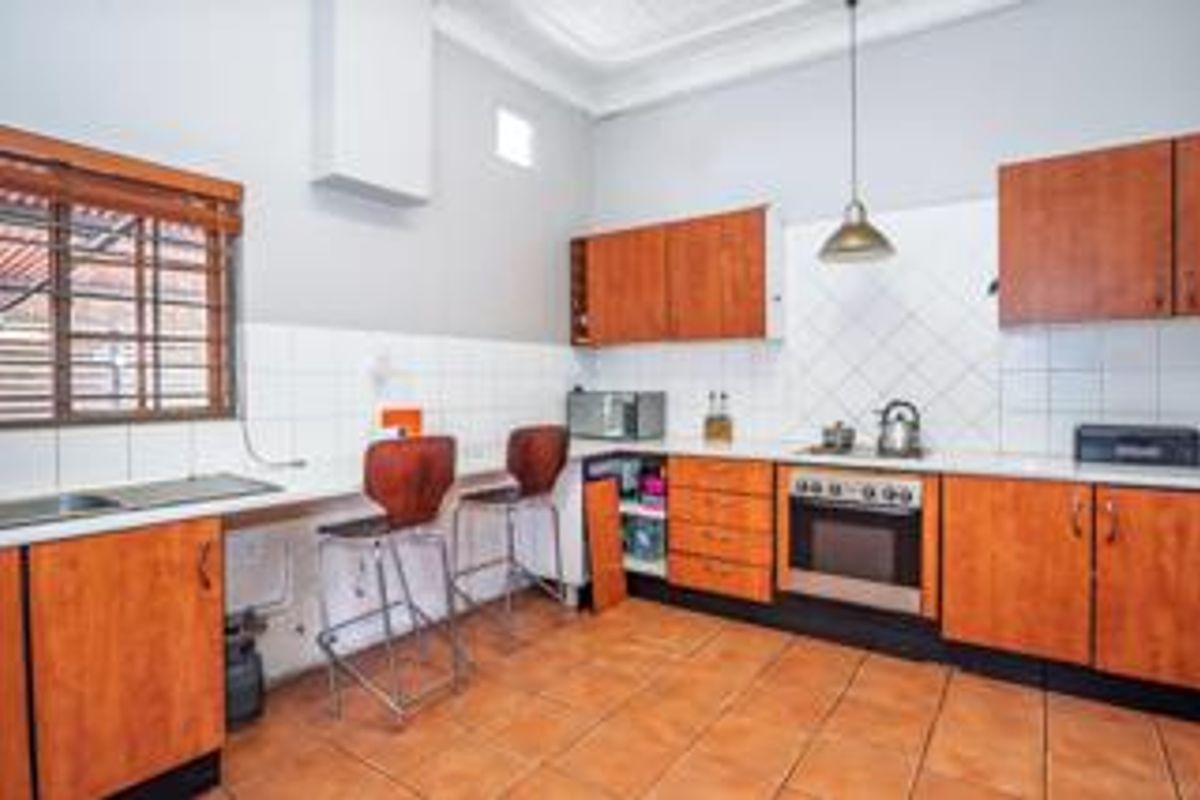 Charming 3-Bedroom Family Home In a Peace Convenient Location  - Photo 4