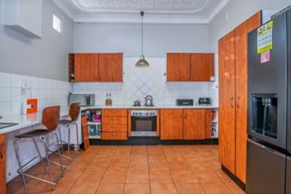 Charming 3-Bedroom Family Home In a Peace Convenient Location  - Photo 2