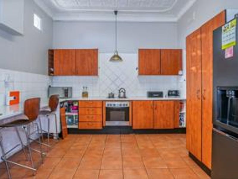 Charming 3-Bedroom Family Home In a Peace Convenient Location  - Photo 2