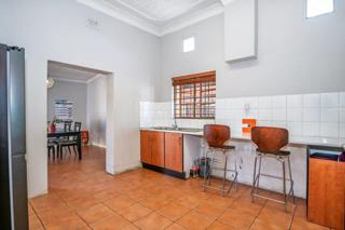 Charming 3-Bedroom Family Home In a Peace Convenient Location  - Photo 3