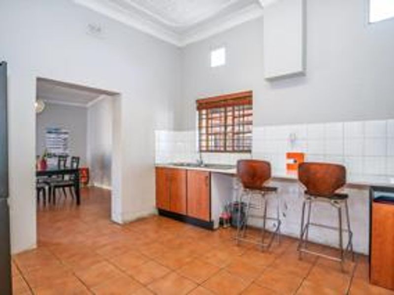 Charming 3-Bedroom Family Home In a Peace Convenient Location  - Photo 3