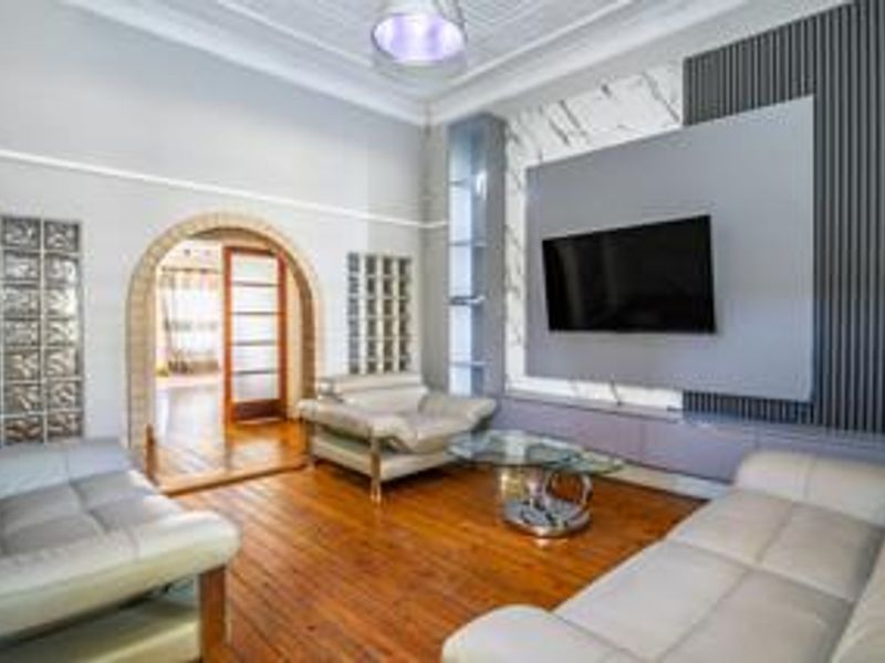 Charming 3-Bedroom Family Home In a Peace Convenient Location  - Photo 10