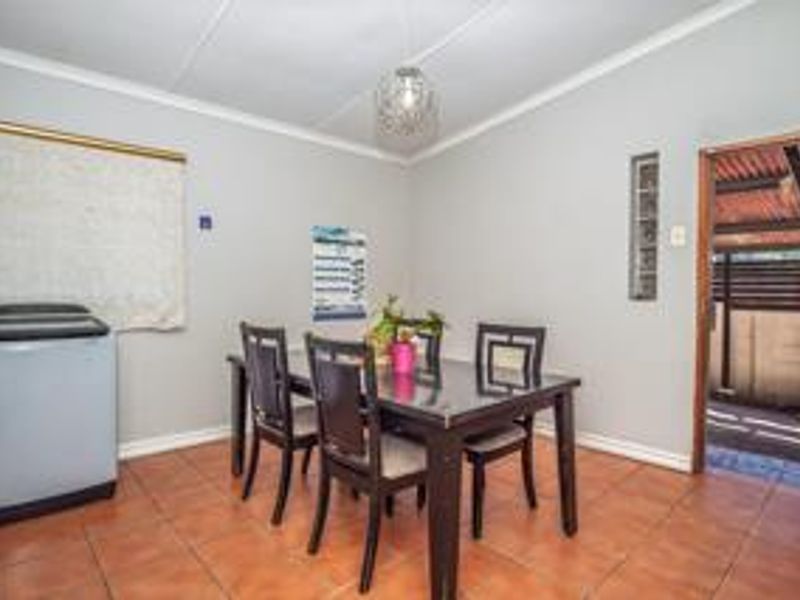 Charming 3-Bedroom Family Home In a Peace Convenient Location  - Photo 8