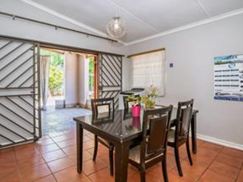 Charming 3-Bedroom Family Home In a Peace Convenient Location  - Photo 7