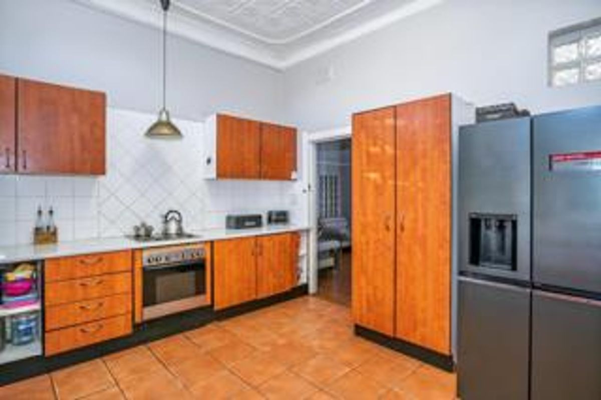 Charming 3-Bedroom Family Home In a Peace Convenient Location  - Photo 5