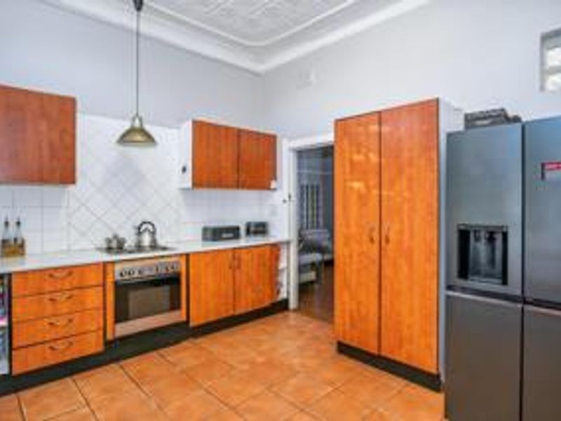 Charming 3-Bedroom Family Home In a Peace Convenient Location  - Photo 5