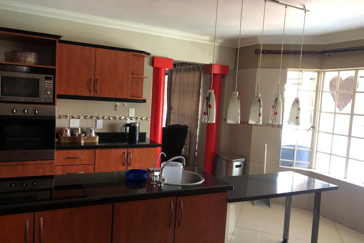 Luxurious Family Haven in Montana Park - Photo 2