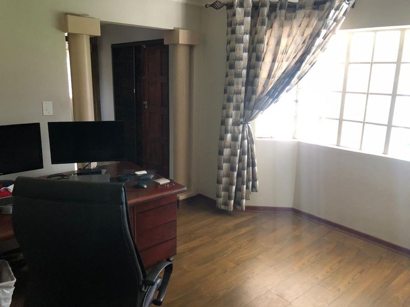 Luxurious Family Haven in Montana Park - Photo 10