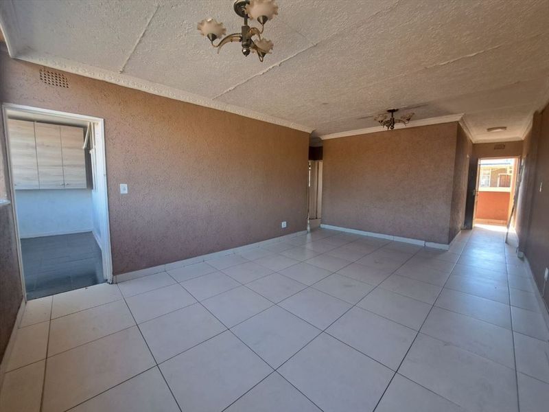 Spacious Benoni Flat in Central Stroll - Photo 2