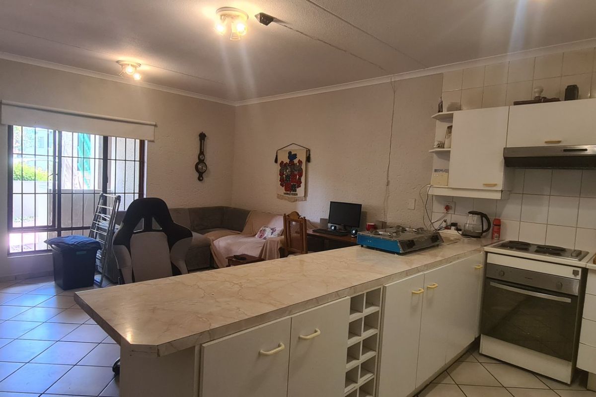 Spacious 1 bed 1 bath ground floor apartment for sale in Morningside - Photo 5