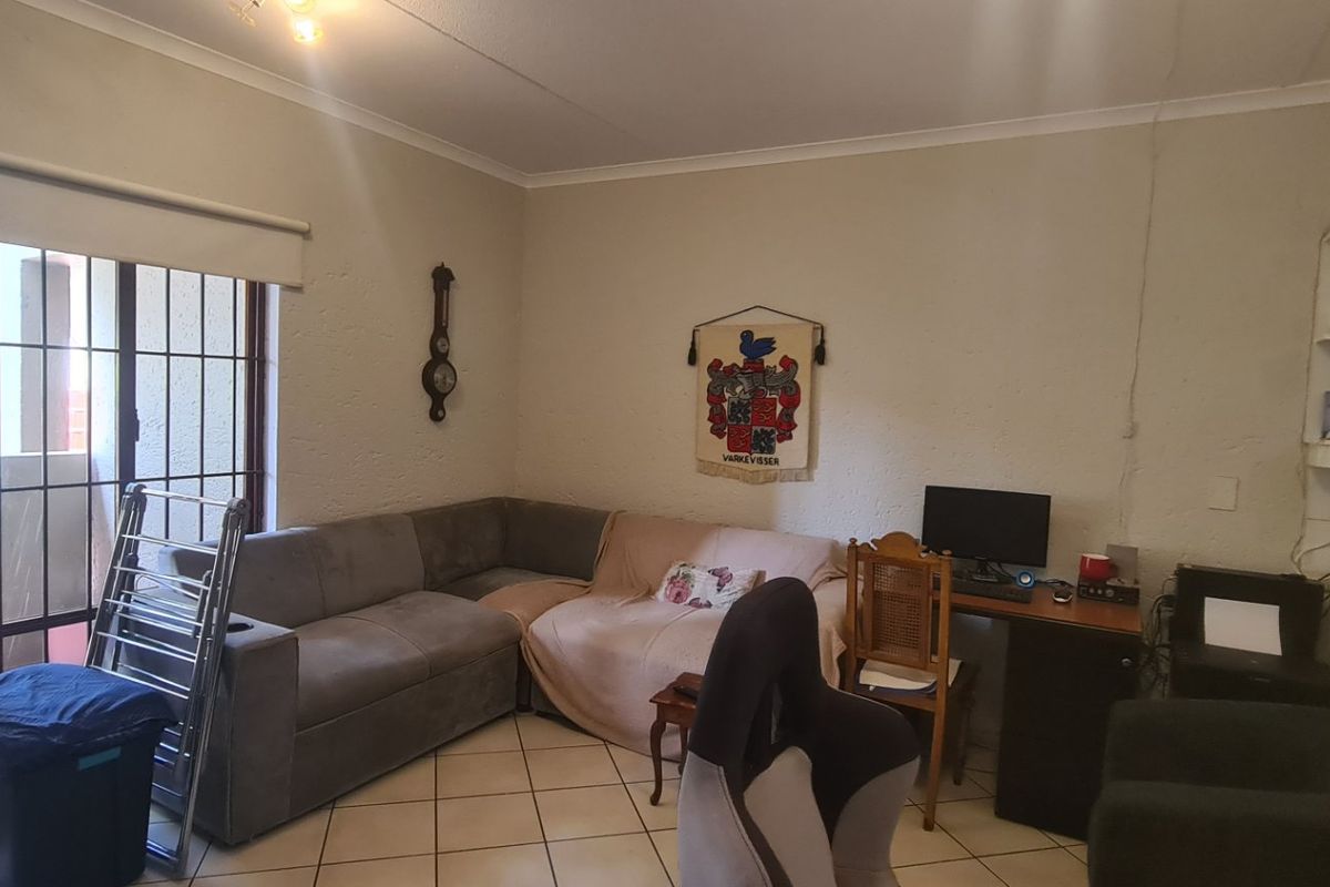 Spacious 1 bed 1 bath ground floor apartment for sale in Morningside - Photo 3