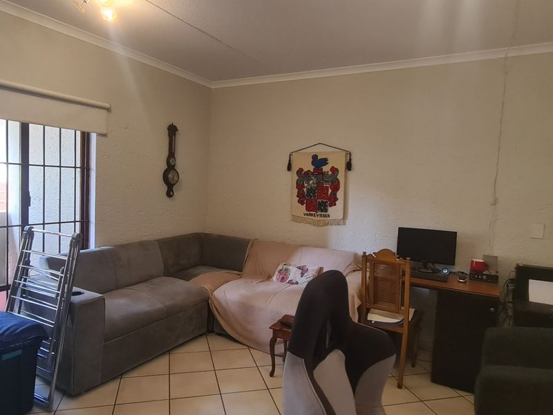 Spacious 1 bed 1 bath ground floor apartment for sale in Morningside - Photo 3