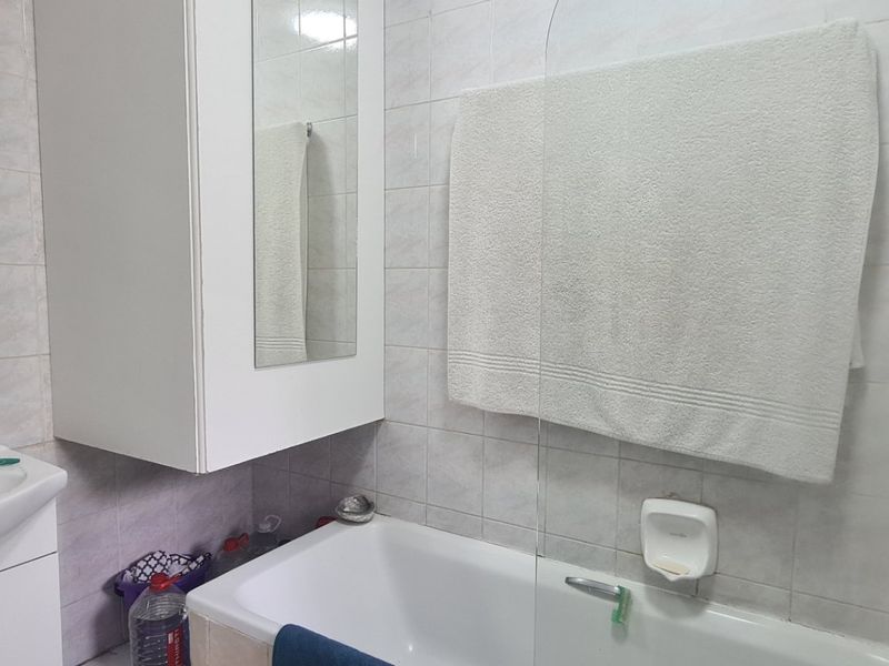 Spacious 1 bed 1 bath ground floor apartment for sale in Morningside - Photo 9