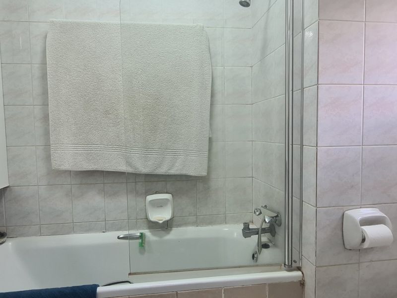 Spacious 1 bed 1 bath ground floor apartment for sale in Morningside - Photo 10