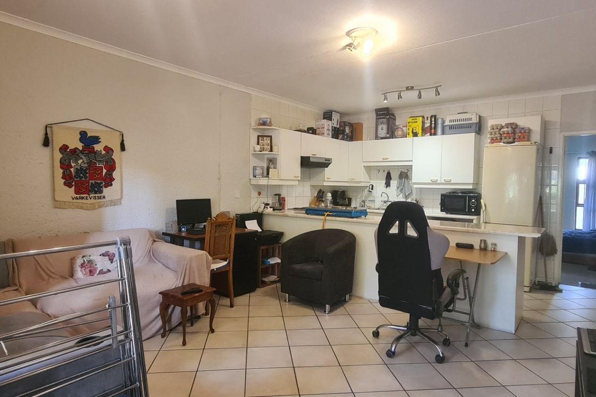 Spacious 1 bed 1 bath ground floor apartment for sale in Morningside - Photo 2