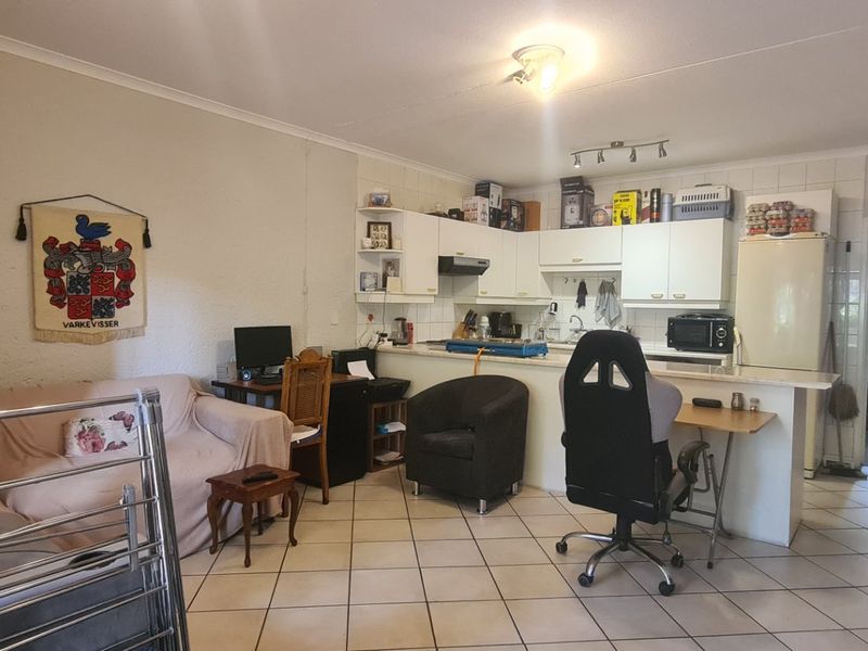 Spacious 1 bed 1 bath ground floor apartment for sale in Morningside - Photo 2