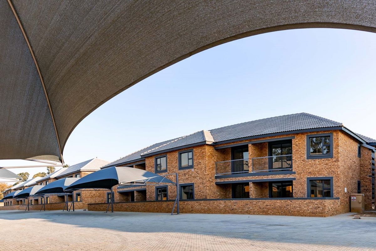 Bright 2-Bed Flat in Benoni with Garden Space - Photo 2