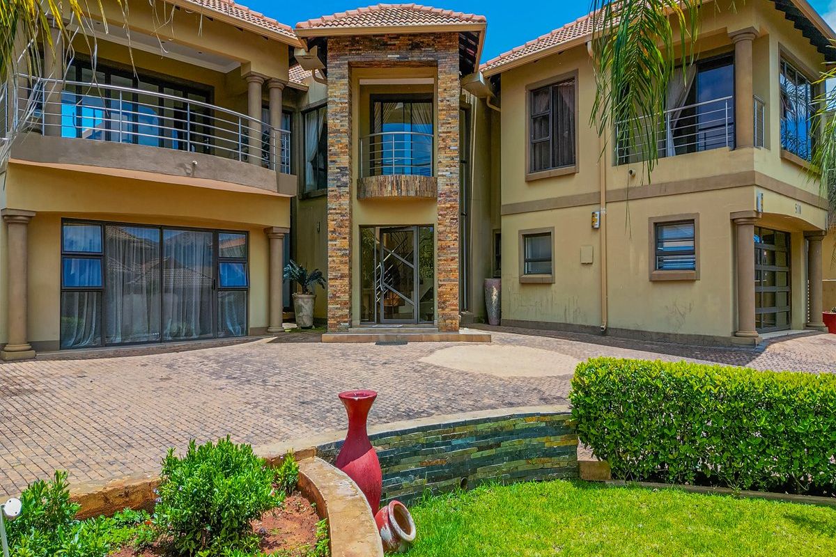 Experience Luxury Estate Living in the Heart of Hartbeespoort - Photo 2