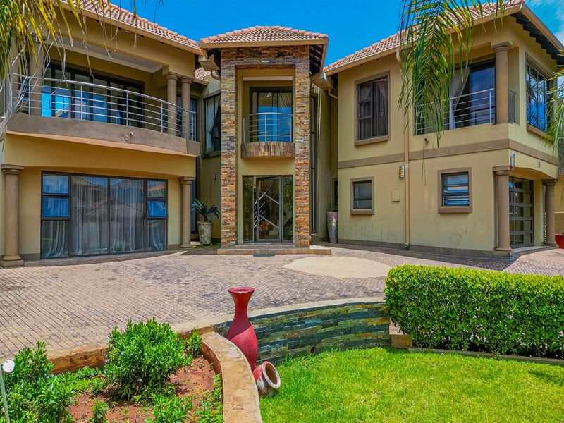 Experience Luxury Estate Living in the Heart of Hartbeespoort - Photo 2