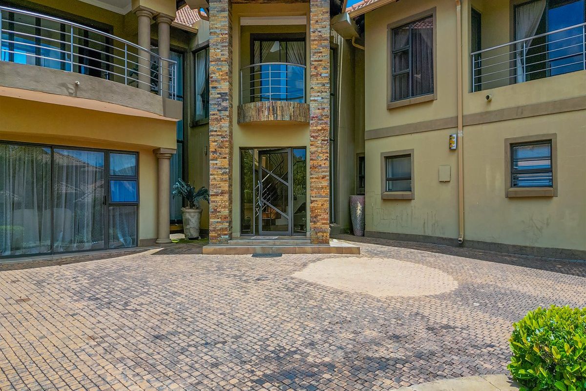 Experience Luxury Estate Living in the Heart of Hartbeespoort - Photo 3