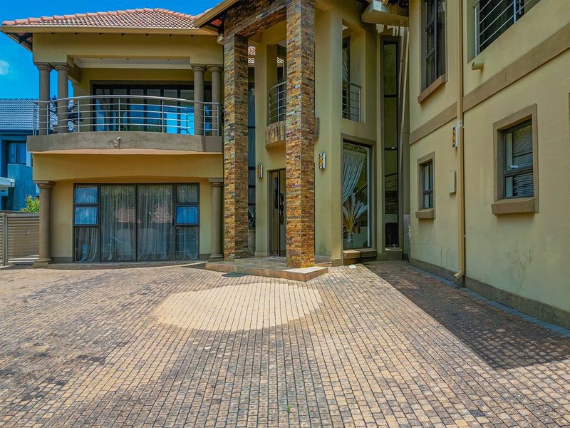 Experience Luxury Estate Living in the Heart of Hartbeespoort - Photo 10