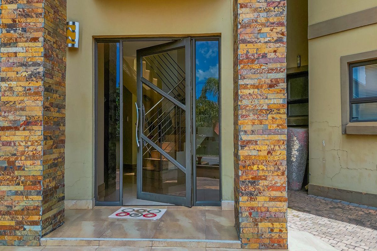 Experience Luxury Estate Living in the Heart of Hartbeespoort - Photo 4