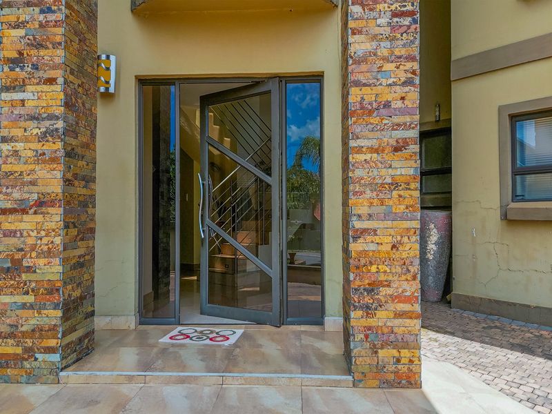 Experience Luxury Estate Living in the Heart of Hartbeespoort - Photo 4