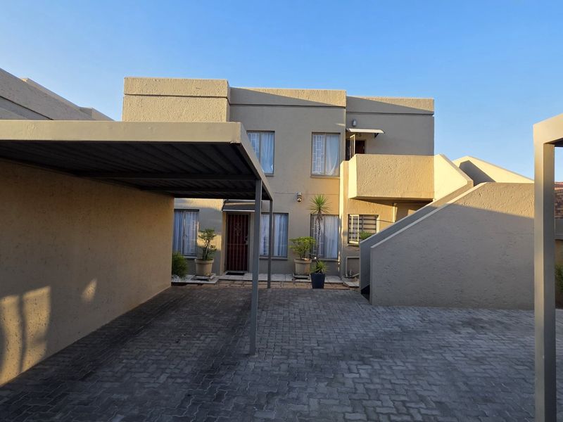 Secure Magalieskruin Townhouse with Balcony - Photo 5