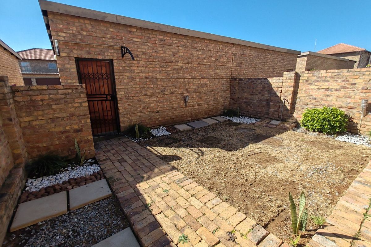 Stylish Secure Living in Popular Annlin Estate - Photo 5