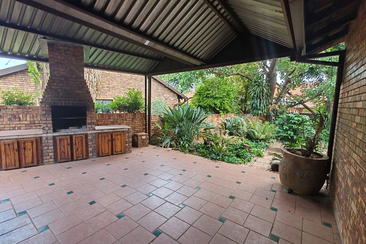 Perfect Balance of Business and Family Living - Photo 4