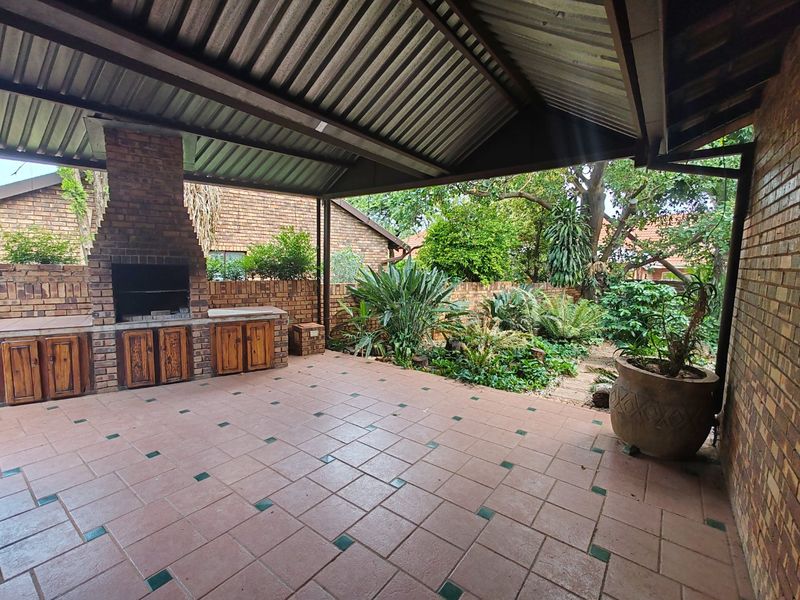 Perfect Balance of Business and Family Living - Photo 4