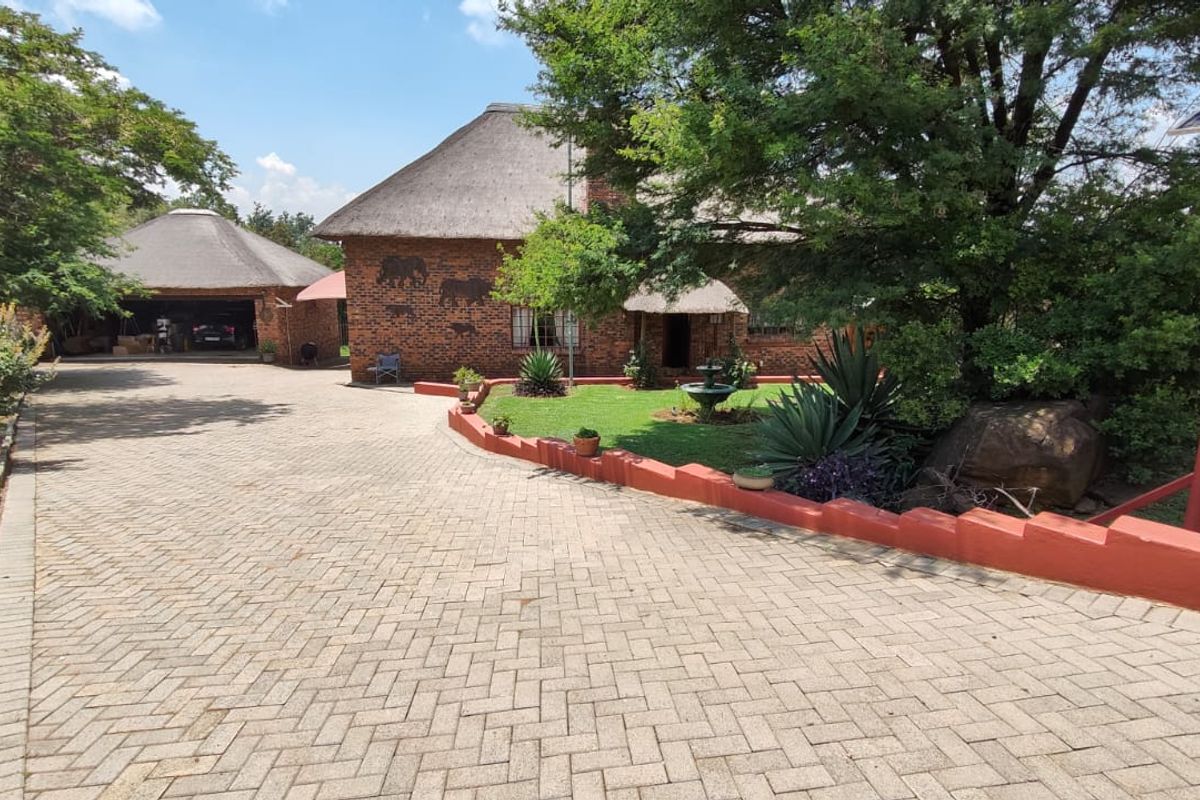 Discover this spacious 1543sqm property in Vaal Marina,  - Photo 2