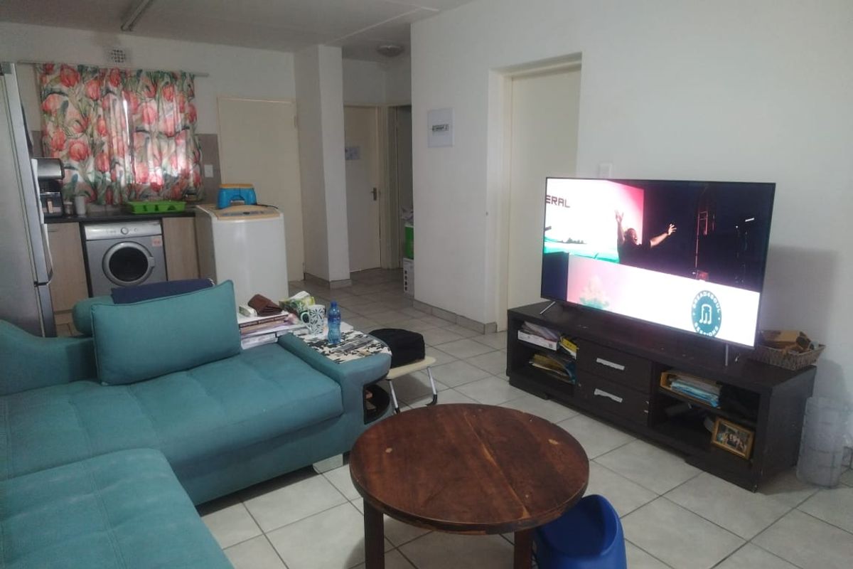 Stunning 3-Bedroom, 2-Bathroom First-Floor Apartment With Balcony  - Photo 2