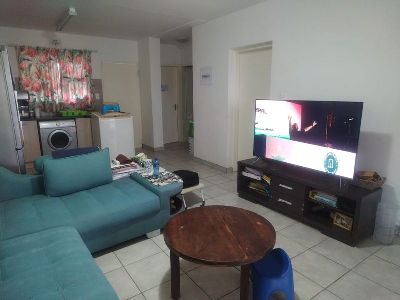 Stunning 3-Bedroom, 2-Bathroom First-Floor Apartment With Balcony  - Photo 2