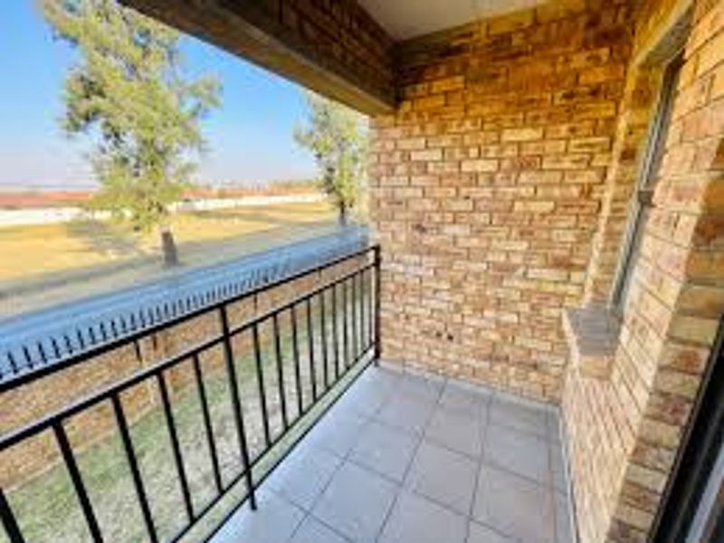 Stunning 3-Bedroom, 2-Bathroom First-Floor Apartment With Balcony  - Photo 9